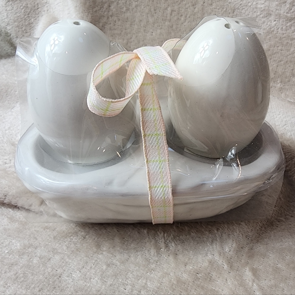 Rae Dunn White Ceramic Egg Salt And Pepper Shakers With Nest Tray New - Picture 6 of 11